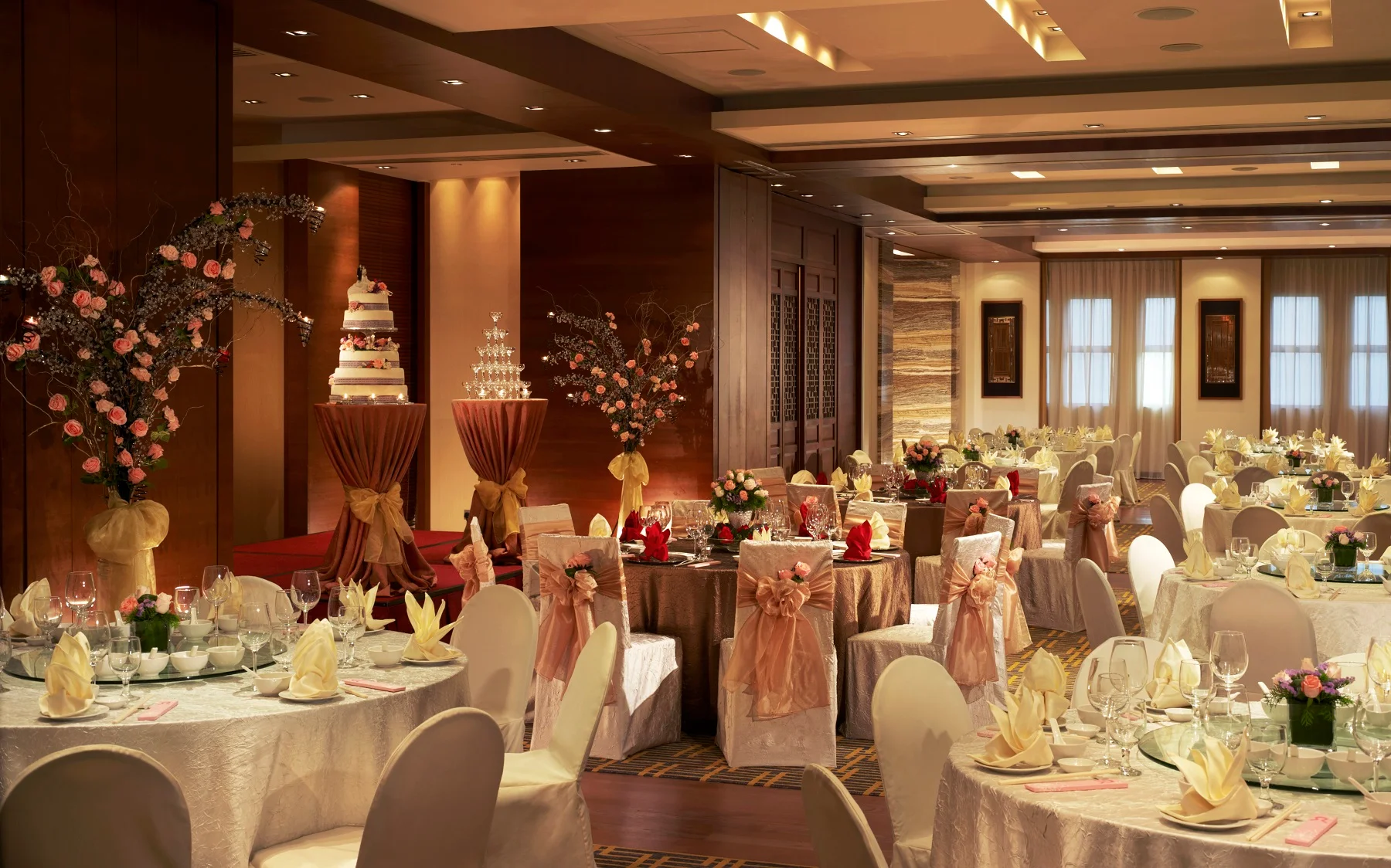 Ballroom - Photo 1