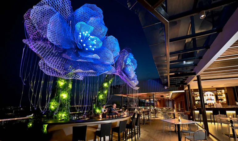 Dusk & The Mirabilis Bar - Photo 2