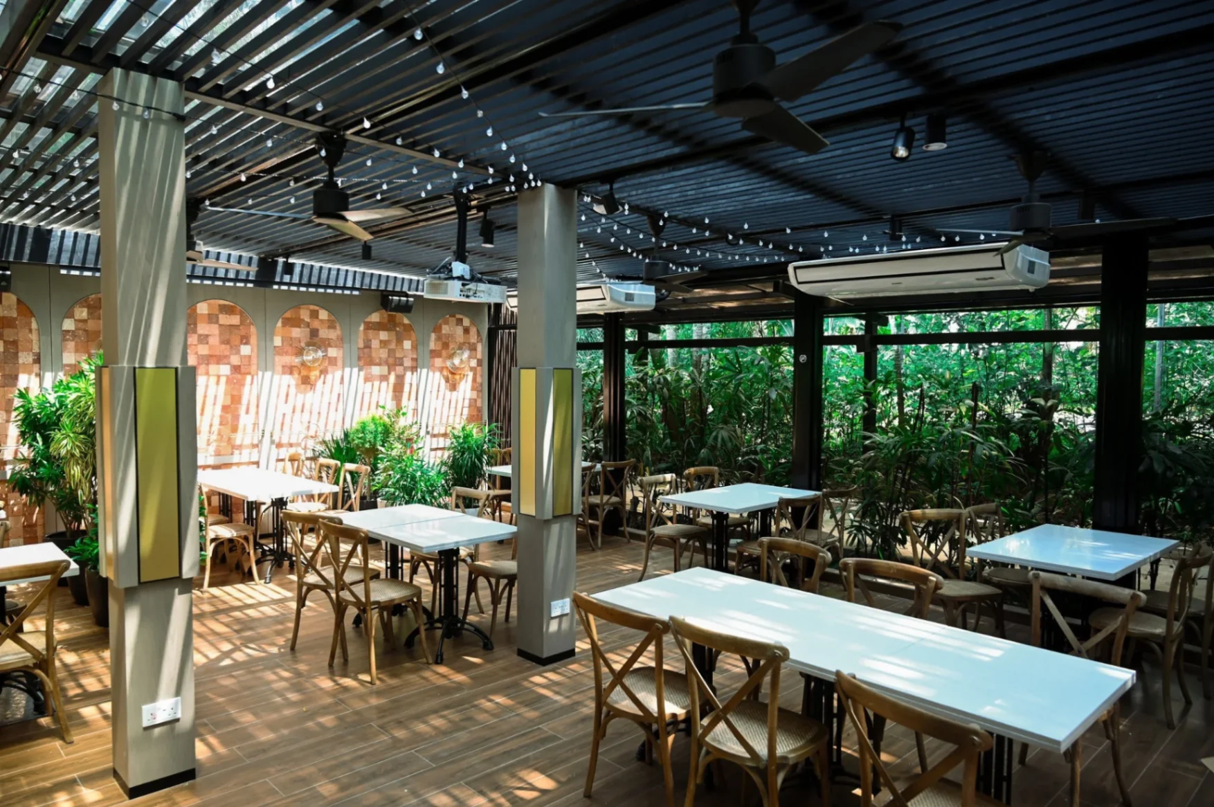 Full Restaurant (Indoor Dining Hall and The Verandah) - Photo 3